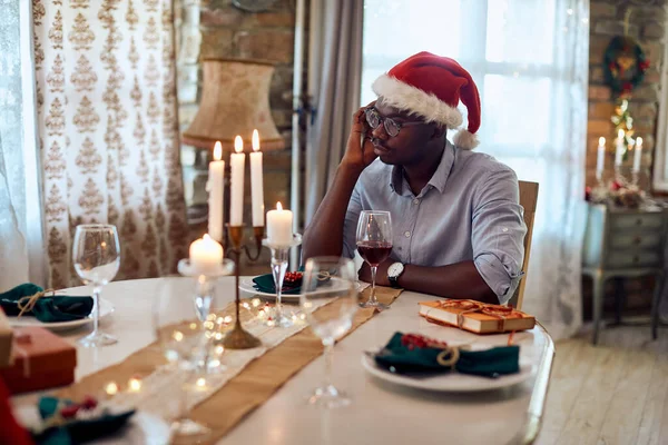 Pensive Black Man Talking Mobile Phone While Sitting Alone Waiting — ストック写真