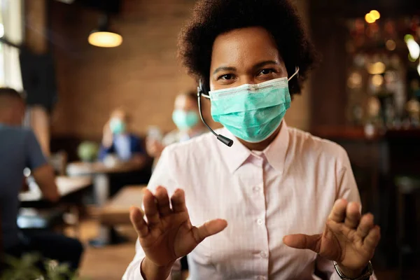 Black Businesswoman Wearing Protective Face Mask While Sitting Cafe Having — Foto Stock