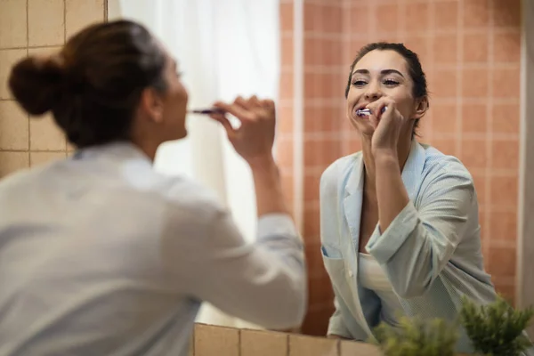 Віддзеркалення Дзеркалі Молодої Усміхненої Жінки Чистить Зуби Ванній — стокове фото