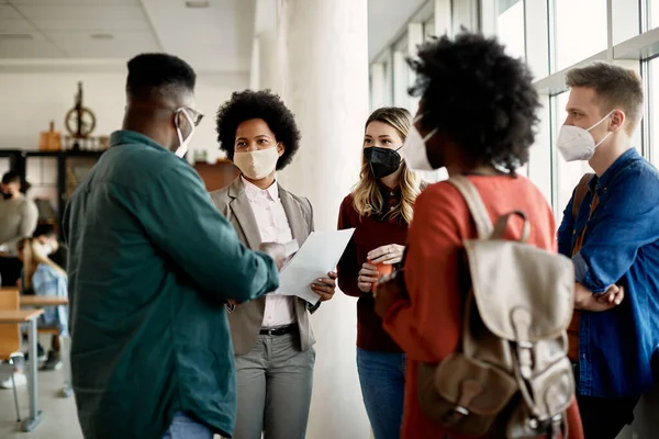 African American Professor Communicating Her Students University Hallway Wearing Face — Foto Stock