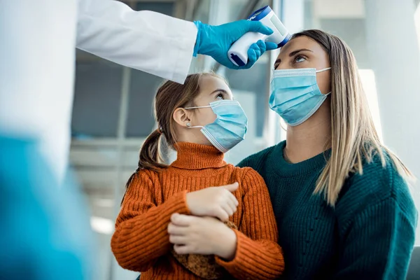 View Woman Getting Her Temperature Measured While Being Her Daughter — 스톡 사진