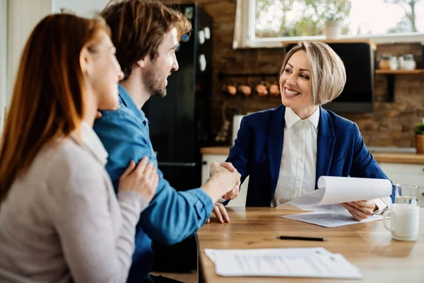 Happy Financial Advisor Shaking Hands Young Couple Meeting Home — Foto Stock