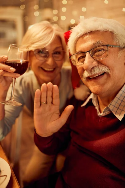 Happy Senior Man His Wife Having Fun While Celebrating Christmas — ストック写真