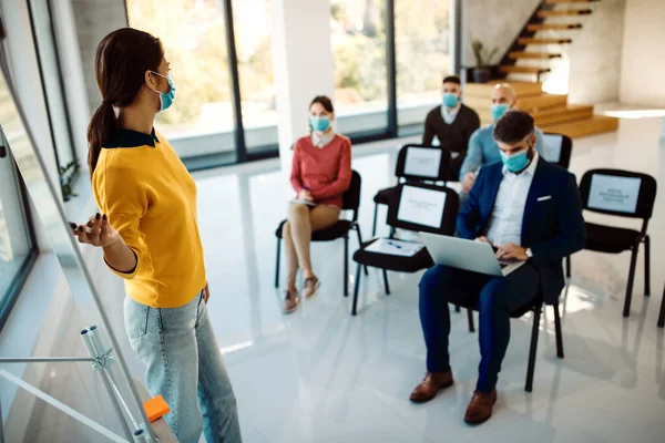 Businesswoman Talking Her Colleagues While Giving Presentation Whiteboard Coronavirus Pandemic — Fotografia de Stock