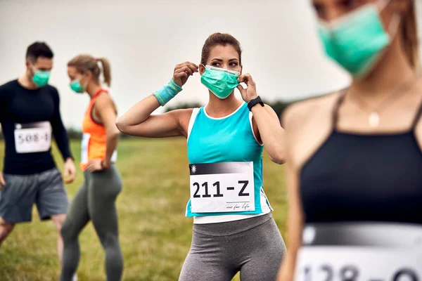 Athletic Woman Preparing Marathon Putting Protective Face Mask Nature — Photo