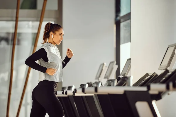 Female Athlete Running Treadmill Listening Music Earphones Gym — Stockfoto