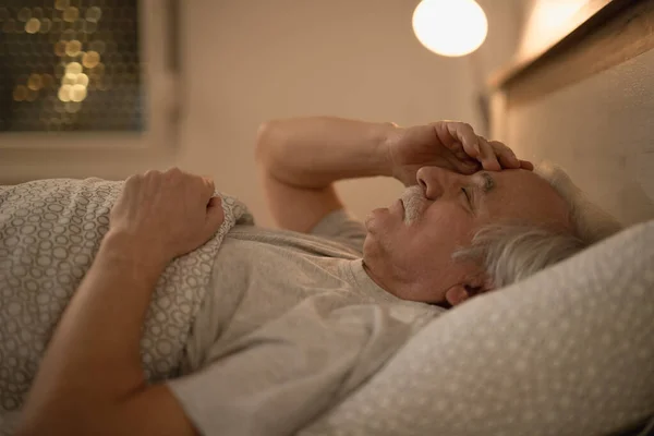 Volwassen Man Houdt Zijn Hoofd Pijn Terwijl Liggend Bed Nachts — Stockfoto