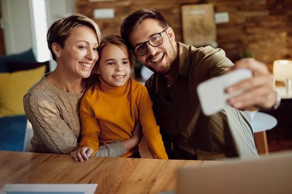 Ευτυχισμένη Οικογένεια Λαμβάνοντας Selfie Έξυπνο Τηλέφωνο Ενώ Χαλαρώνοντας Στο Σπίτι — Φωτογραφία Αρχείου