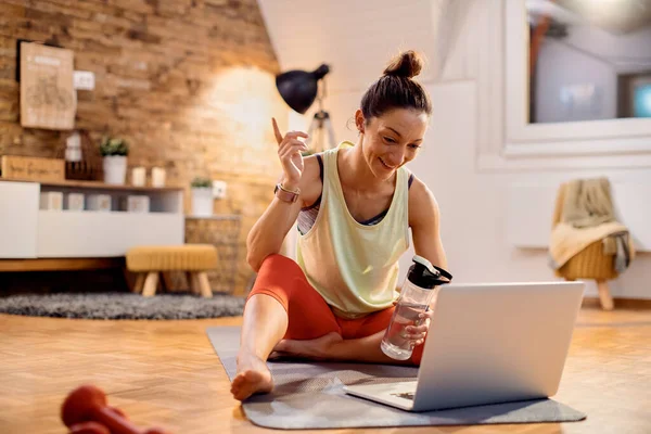 Happy Sportswoman Talking Someone Video Call Laptop While Sitting Floor — Photo
