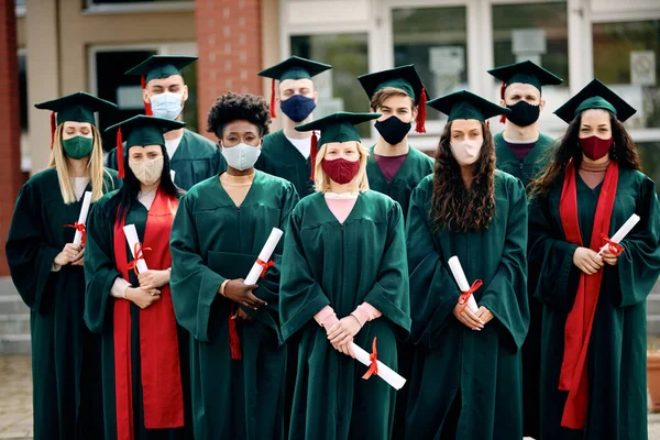 Portrait Multiracial Group University Students Graduation Day Wearing Protective Face — Foto Stock