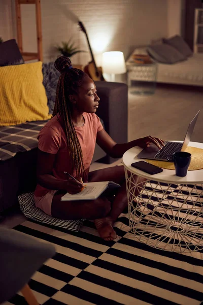 Чорні Студентки Використовують Ноутбук Роблять Нотатки Під Час Навчання Вдома — стокове фото
