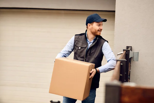 Smiling Courier Carrying Package Delivering Online Order Customer Home Address — Stockfoto