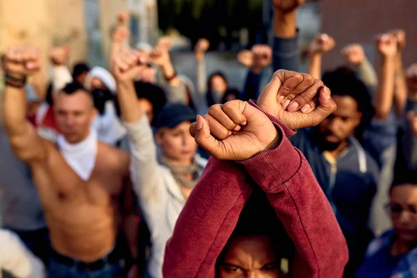 Close Black Woman Clenched Fists Her Head Protesting Group People — Stock fotografie