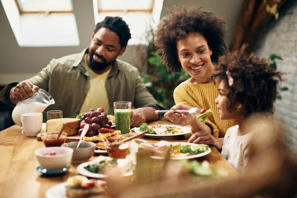 Happy African American Mother Feeding Daughter Family Meal Dining Table — Stockfoto
