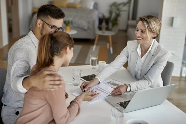 Happy Real Estate Agent Offering Contract Young Couple Meeting Office — Fotografia de Stock