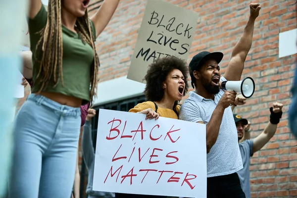 Low Angle View Black Couple Protesting Crowd People Racism City — Fotografia de Stock