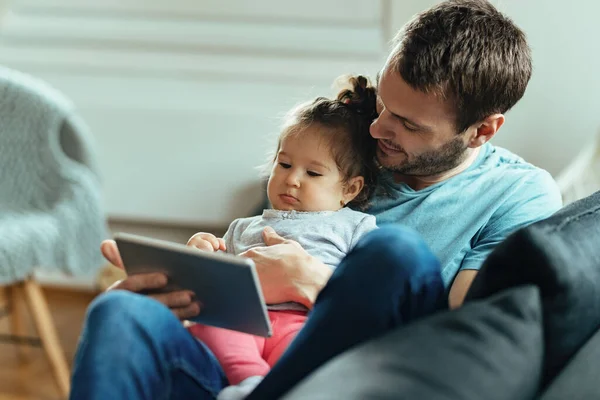 Happy Father His Little Girl Using Touchpad While Relaxing Home — Stockfoto