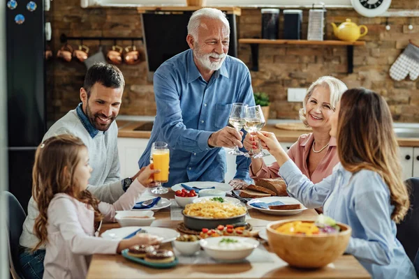 Happy Multi Generation Family Toasting While Gathering Lunch Dining Table — Stock Fotó