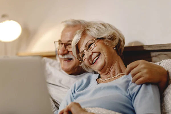 Happy Mature Couple Lying Bed Using Laptop Together — Photo