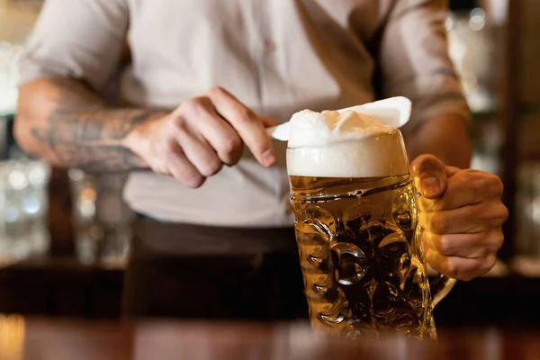 Close Barista Removing Beer Froth While Serving Beer Bar — Foto de Stock