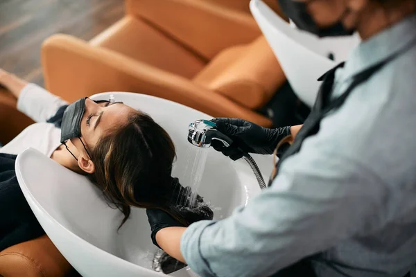 Close Hairstylist Washing Woman Hair While Working Salon Coronavirus Pandemic — Stock Photo, Image