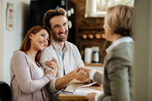 Young Happy Couple Came Agreement Insurance Agent Focus Man Shaking — Fotografia de Stock