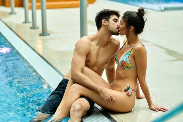 Young Loving Couple Relaxing Swimming Pool Kissing — стоковое фото