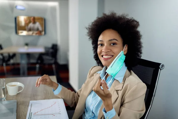 Happy Black Businesswoman Using Face Mask While Working Office Coronavirus — ストック写真