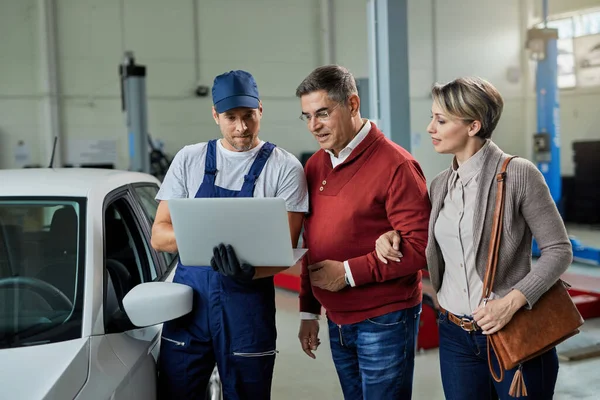 Smiling Couple Auto Repairman Using Laptop Workshop — ストック写真