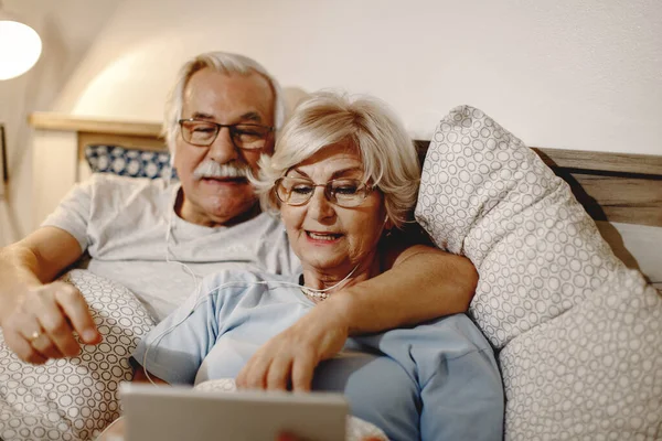 Senior Wife Husband Using Touchpad While Lying Bed — Photo