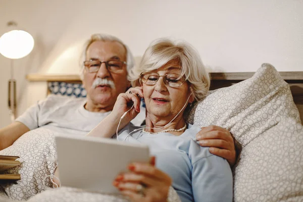 Mature Couple Relaxing Bed Using Digital Tablet Focus Woman — Photo