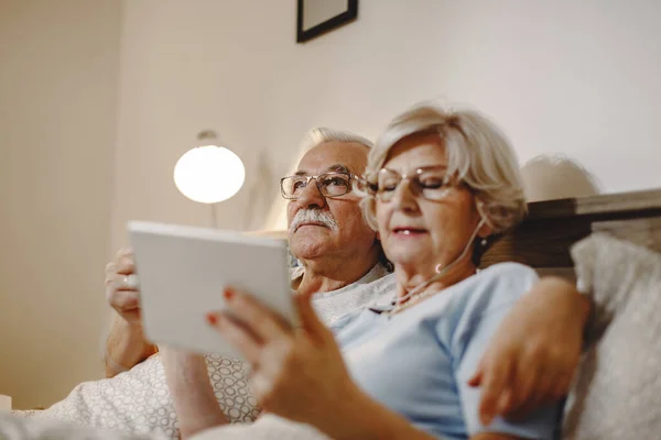 Senior Couple Resting Bedroom Using Digital Tablet Focus Man — Photo