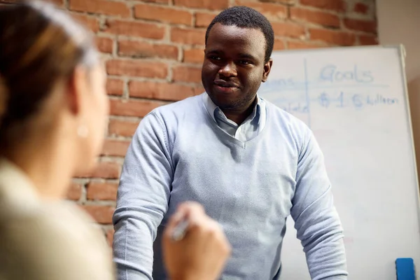 African American Businessman Brainstorming Female Coworker Business Presentation Office — Foto de Stock