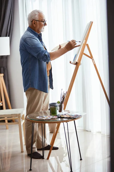 Full Length Elderly Artist Painting Canvas Home Studio — Stockfoto
