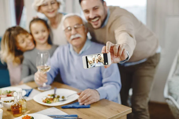 Close Multi Generation Family Using Mobile Phone Taking Selfie — Zdjęcie stockowe