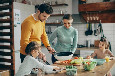 Mutfakta mutlu bir aile