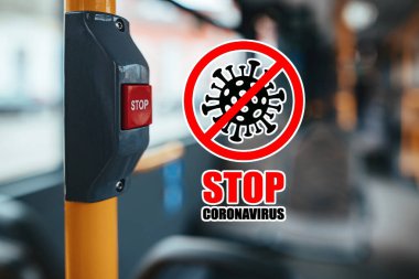 Küresel COVID-19 salgını sırasında toplu taşımacılıkta uyarı dur işareti ile yakın çekim. 