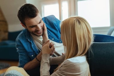 Mutlu çift evde birbirlerine sevgi gösterirken konuşuyor. Erkeğe odaklan.. 