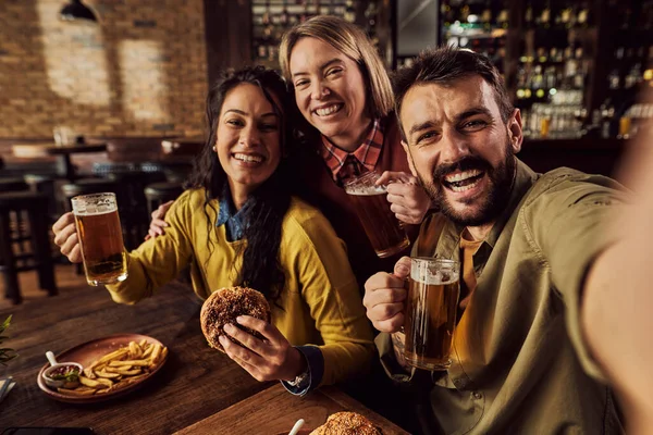 Carefree Friends Taking Selfie While Drinking Beer Eating Hamburgers Bar — Foto de Stock