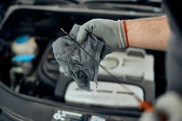 Close Mechanic Examining Car Oil While Working Auto Repair Shop — Fotografia de Stock