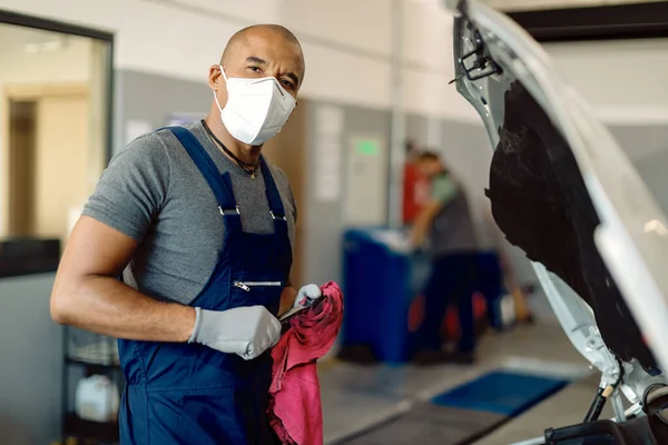 African American Car Mechanic Face Mask Working Auto Repair Shop — ストック写真