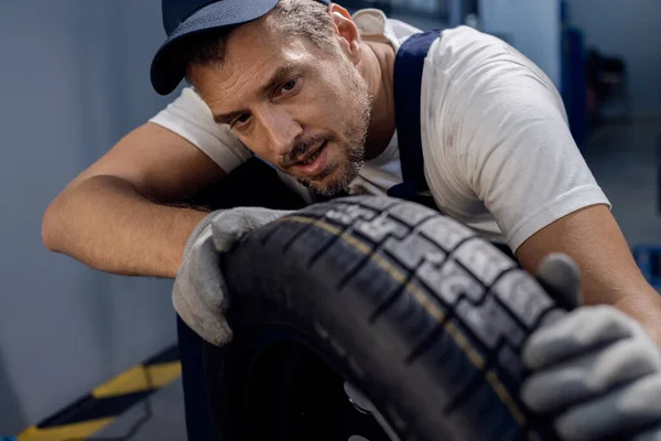 Auto Repairman Checking Quality Car Tire While Working Workshop — Fotografia de Stock