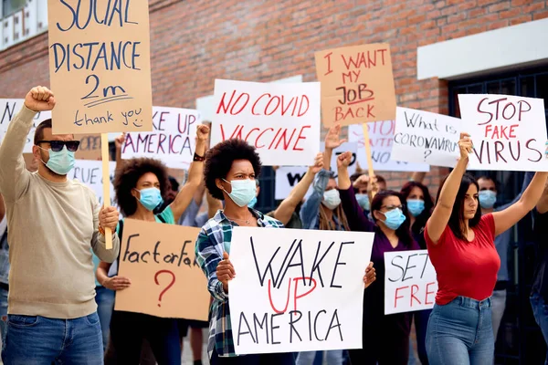 Large Group People Wearing Protective Face Mask While Protesting Coronavirus — Zdjęcie stockowe