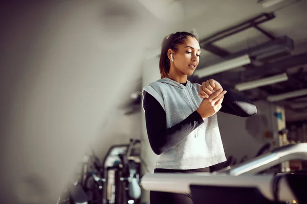 Young Athletic Woman Using Smartwatch While Working Out Treadmill Health — Stockfoto