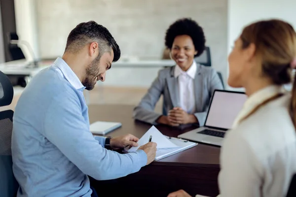 Happy Couple Closing Deal Bank Manager Meeting Office Focus Man — Foto Stock