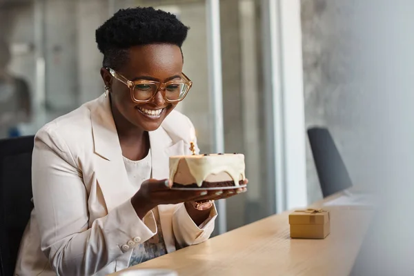 Happy African American Businesswoman Her Birthday Cake Office — Fotografia de Stock