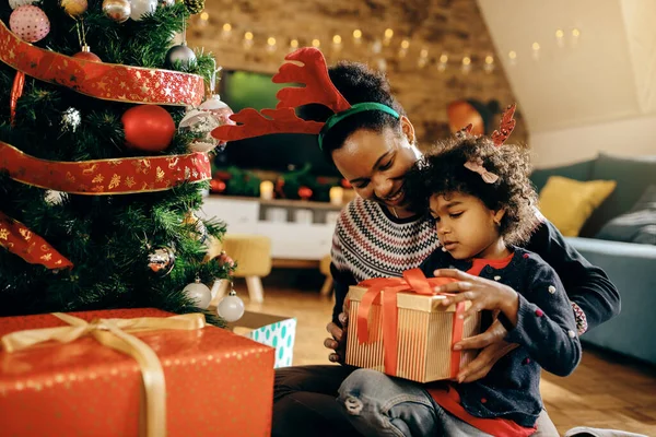 Happy African American Mother Daughter Opening Christmas Presents Enjoying Christmas — Foto de Stock