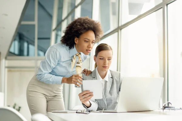 African American Businesswoman Her Female Colleagues Using Laptop Touchpad While — Φωτογραφία Αρχείου