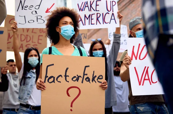 Large Group People Wearing Protective Face Mask While Protesting Coronavirus — Foto Stock