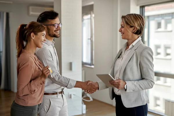 Happy Real Estate Agent Young Couple Shaking Hands Successful Agreement — Foto Stock